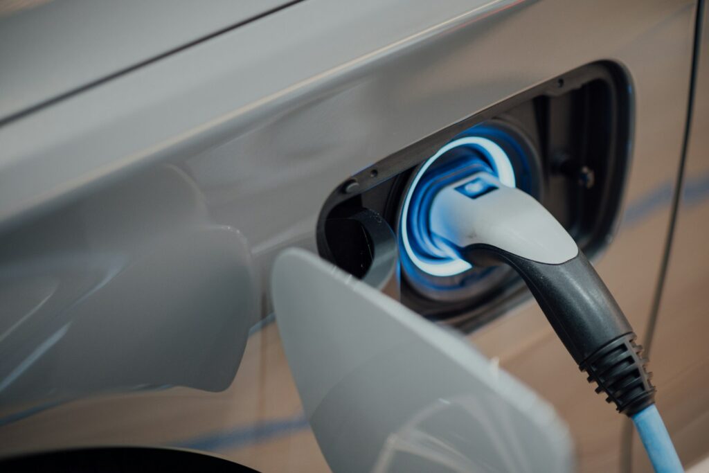 Ladestecker steckt in der Ladebuchse eines Elektroautos