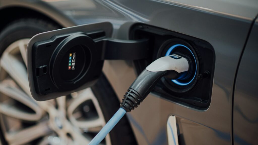 Ladekabel steckt im Elektroauto – 800-Volt-Technik verkürzt Ladestopps