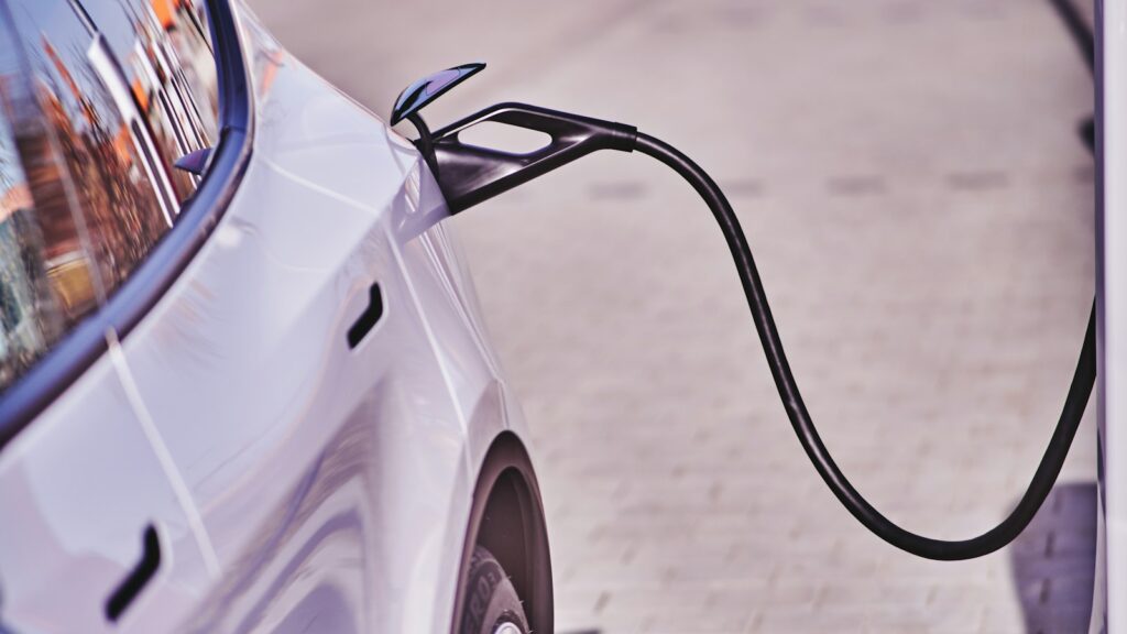 Elektroauto an einer Schnellladestation