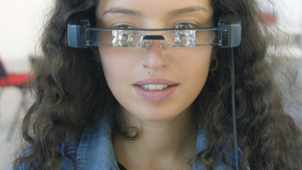 Person trägt eine Brille mit dunklem Gestell
