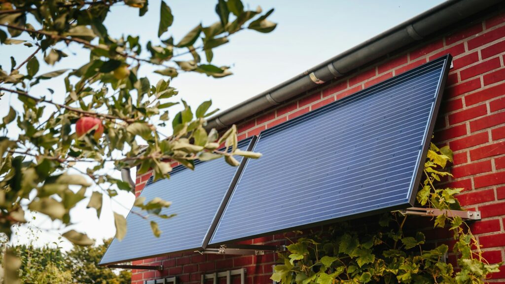 Solarmodule an einer Backsteinfassade montiert