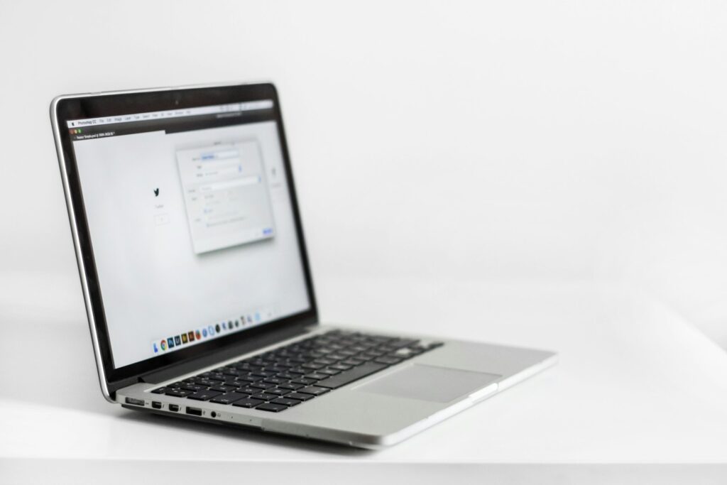 Aufgeklappter Laptop mit geöffnetem Webbrowser