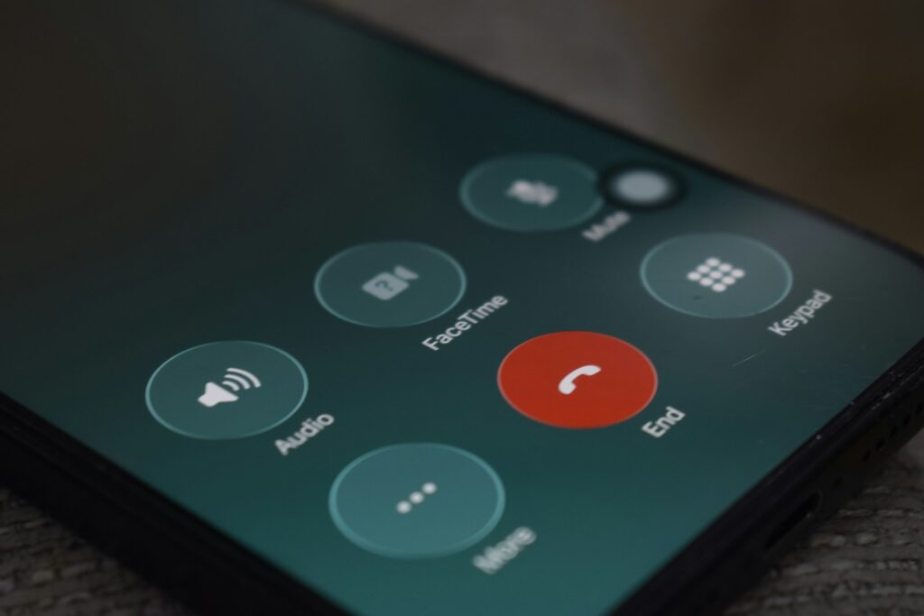 Smartphone-Display mit eingehendem Anruf und Anruftasten
