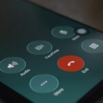 Smartphone-Display mit eingehendem Anruf und Anruftasten
