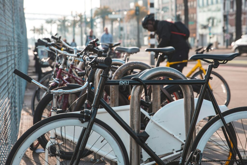 Abgestelltes Fahrrad am Straßenrand bei Tageslicht