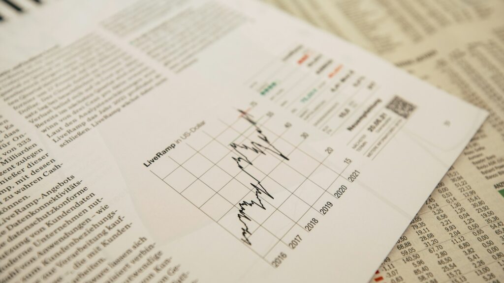 Finanzzeitung mit Aktienkurs-Diagramm