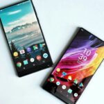 Zwei Smartphones nebeneinander auf einer weißen Fläche