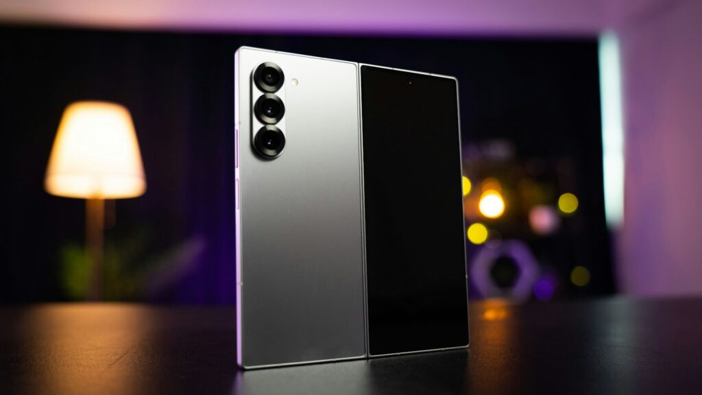 Nahaufnahme eines Smartphones auf einem Tisch