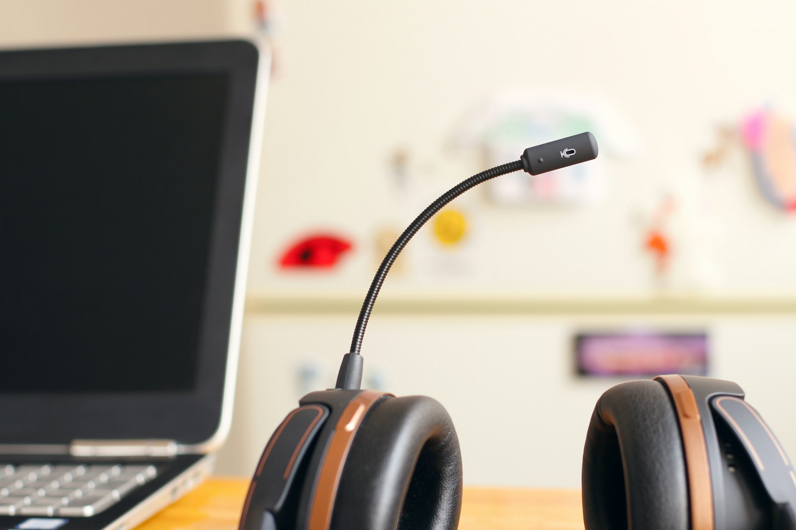 KI-Kundenservice: Headset liegt neben einem aufgeklappten Laptop