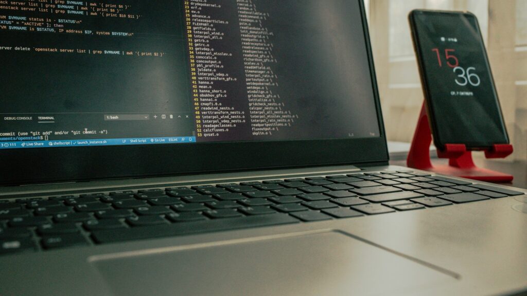 Schwarz-silberner Laptop auf dem Schreibtisch nach der Linux-Installation