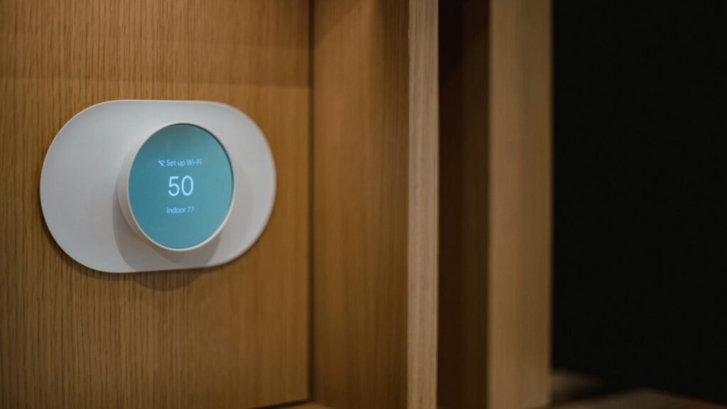 Smartes Thermostat an einer Wand