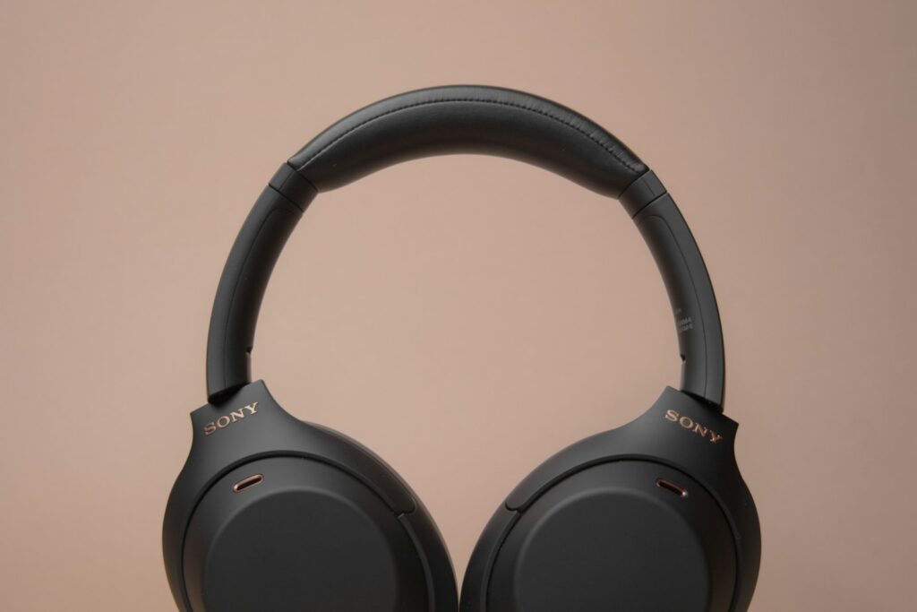Schwarze kabellose Over-Ear-Kopfhörer auf einem weißen Tisch