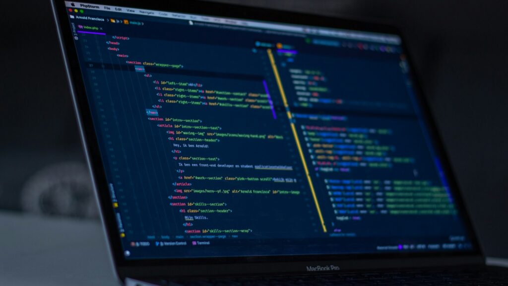 Laptop mit geöffnetem Programmcode auf dem Bildschirm