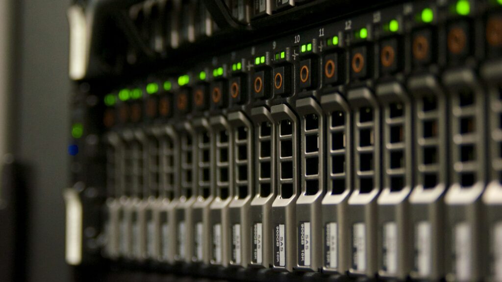 Server-Rack mit grün blinkenden Statusleuchten
