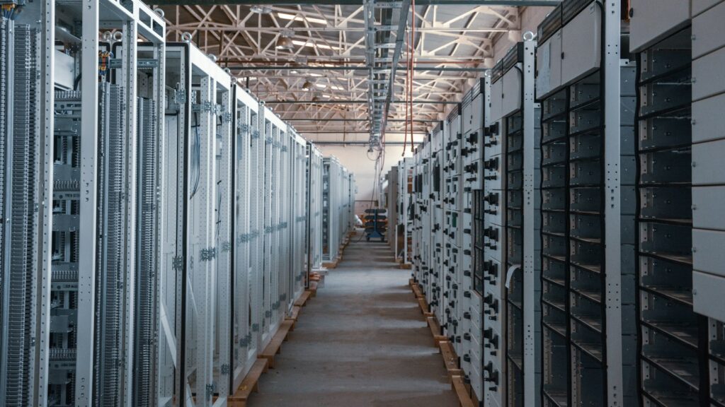 Gang in einem Serverraum mit Racks, in denen Open-Source-KI selbst gehostet laufen kann