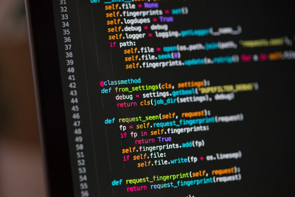 Bildschirm mit Programmcode in dunkler Umgebung