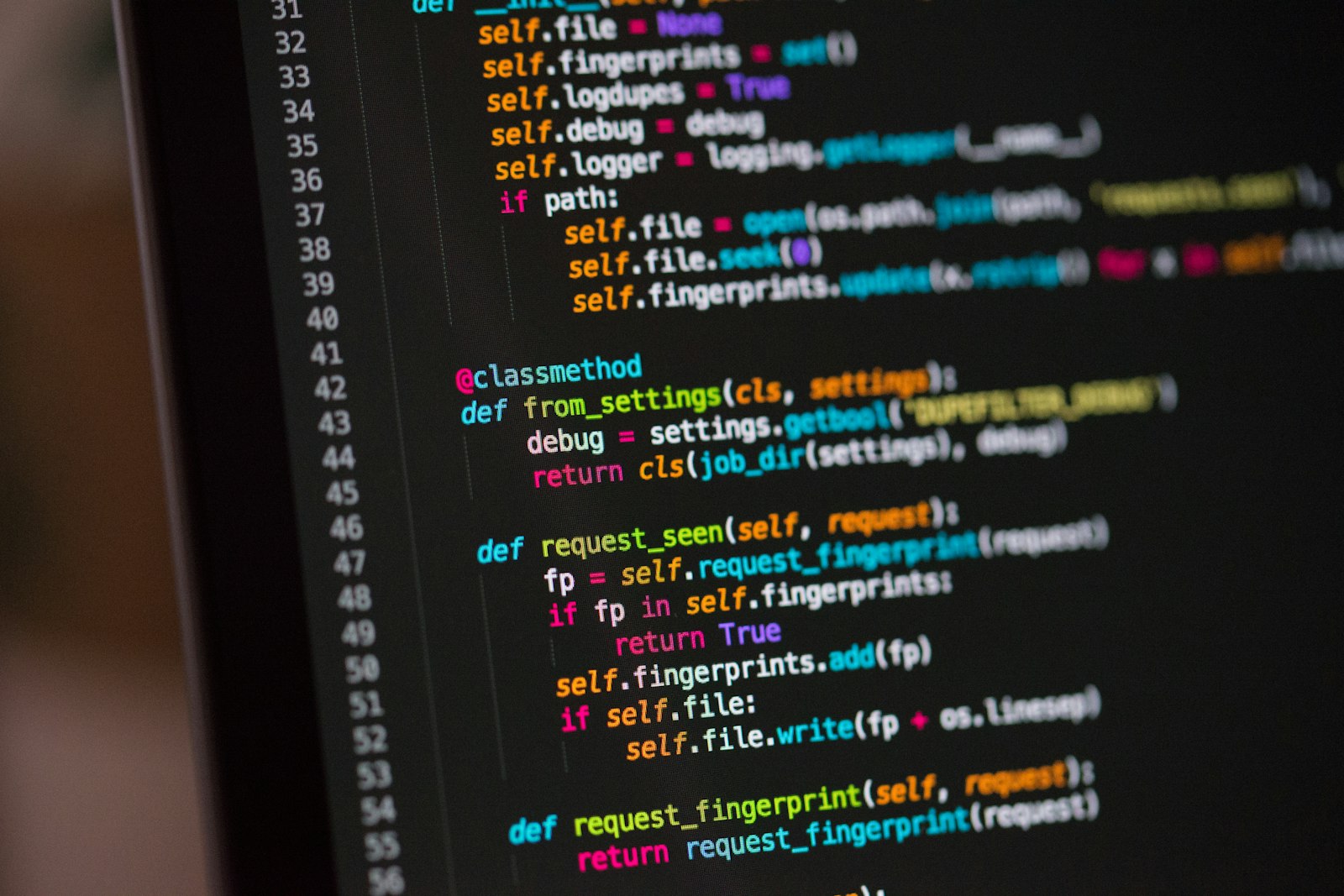 Bildschirm mit Programmcode in dunkler Umgebung