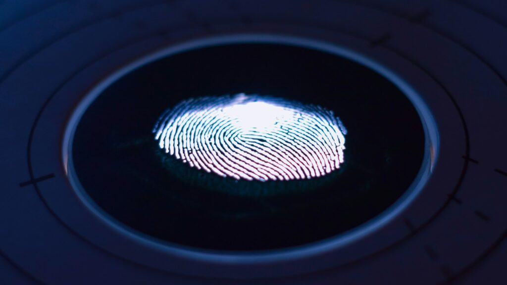 Leuchtender Fingerabdruck auf einem Scanner – Passkeys werden per Biometrie entsperrt