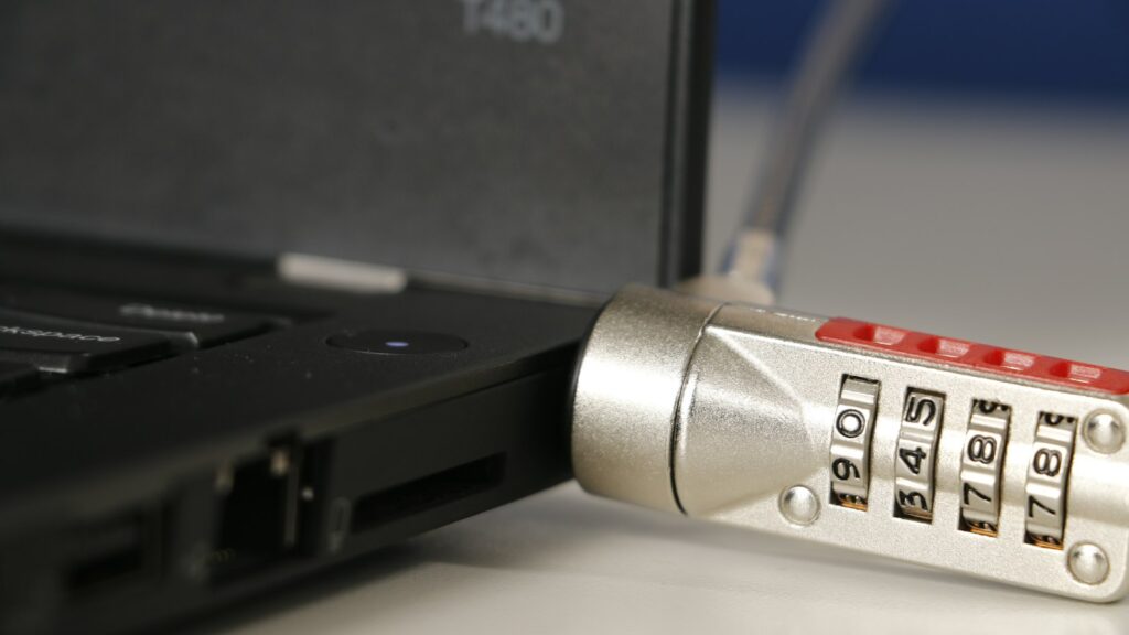 USB-Stick steckt im Anschluss eines Laptops