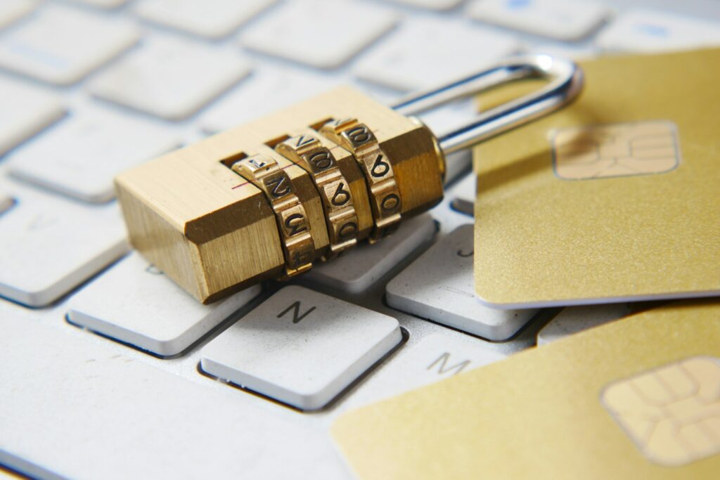 Goldenes Vorhängeschloss liegt auf einer Computertastatur