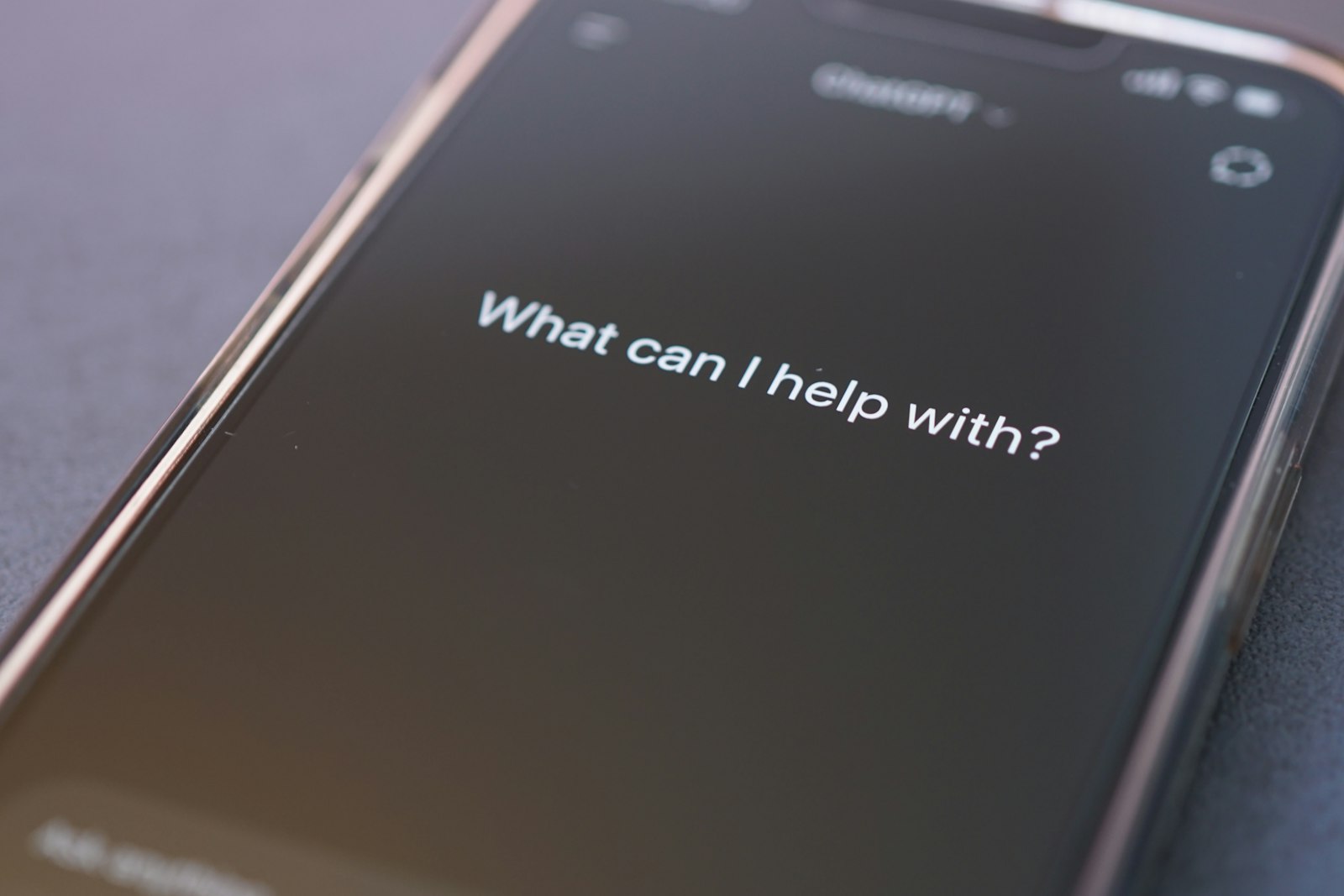 Prompts schreiben: Smartphone-Display mit einer Eingabeaufforderung eines KI-Assistenten
