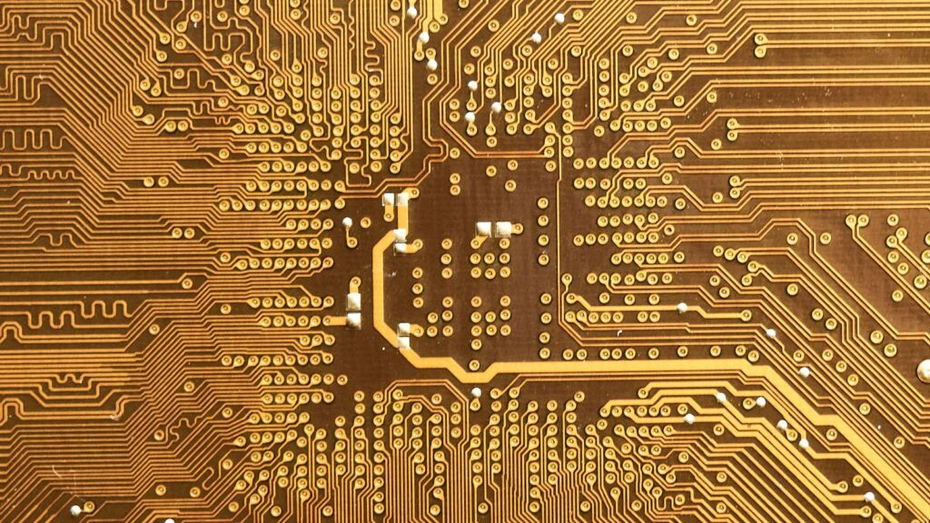 Leiterplatte mit goldenen Leiterbahnen als Symbol für Hardware von Quantencomputing-Startups