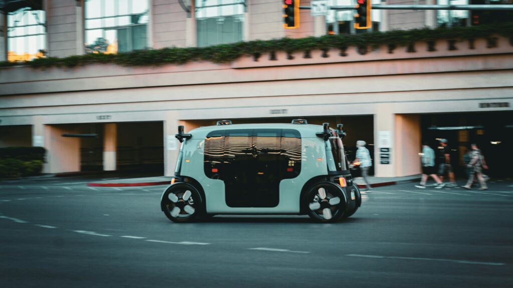 Robotaxis im Stadtverkehr: autonomes Fahrzeug auf einer Straße