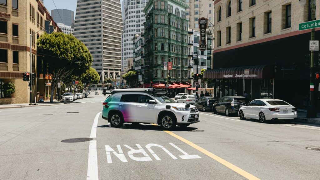 Autonomes Fahrzeug zwischen Hochhäusern einer Großstadt
