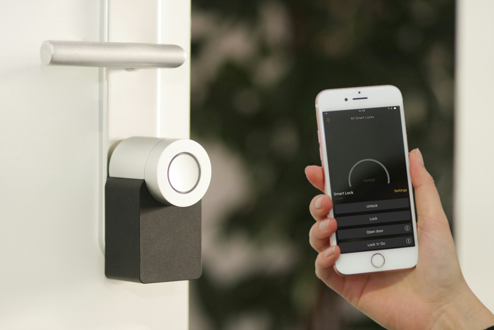 Matter Smart Home: Smartphone mit Smart-Home-App wird an einer Haustür gehalten