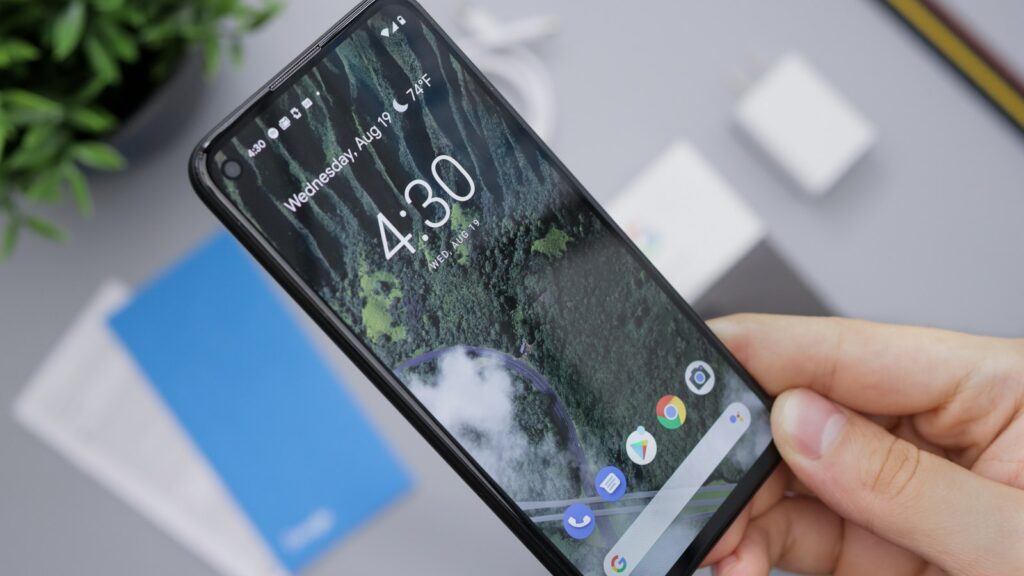 Person hält ein schwarzes Android-Smartphone in der Hand