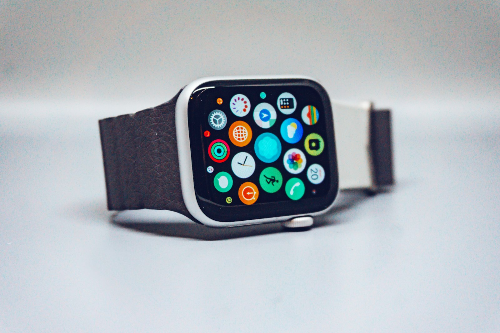 Smartwatch kaufen: Smartwatch mit dunklem Armband und farbigen App-Symbolen auf dem Display