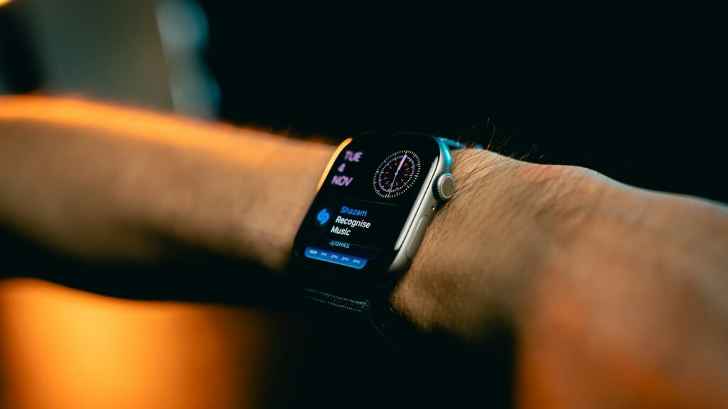 Person trägt eine Smartwatch am Handgelenk – worauf du achten solltest, wenn du eine Smartwatch kaufen willst