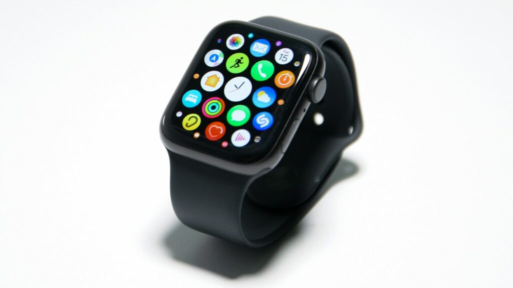 Schwarze Smartwatch vor weißem Hintergrund