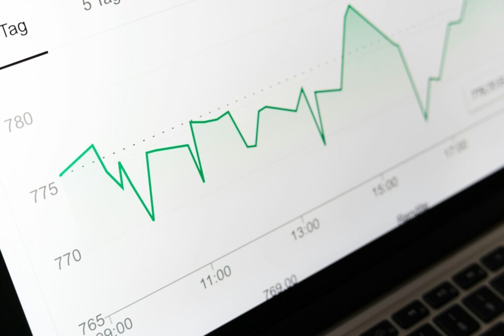 Laptop-Bildschirm zeigt ein Finanzdiagramm