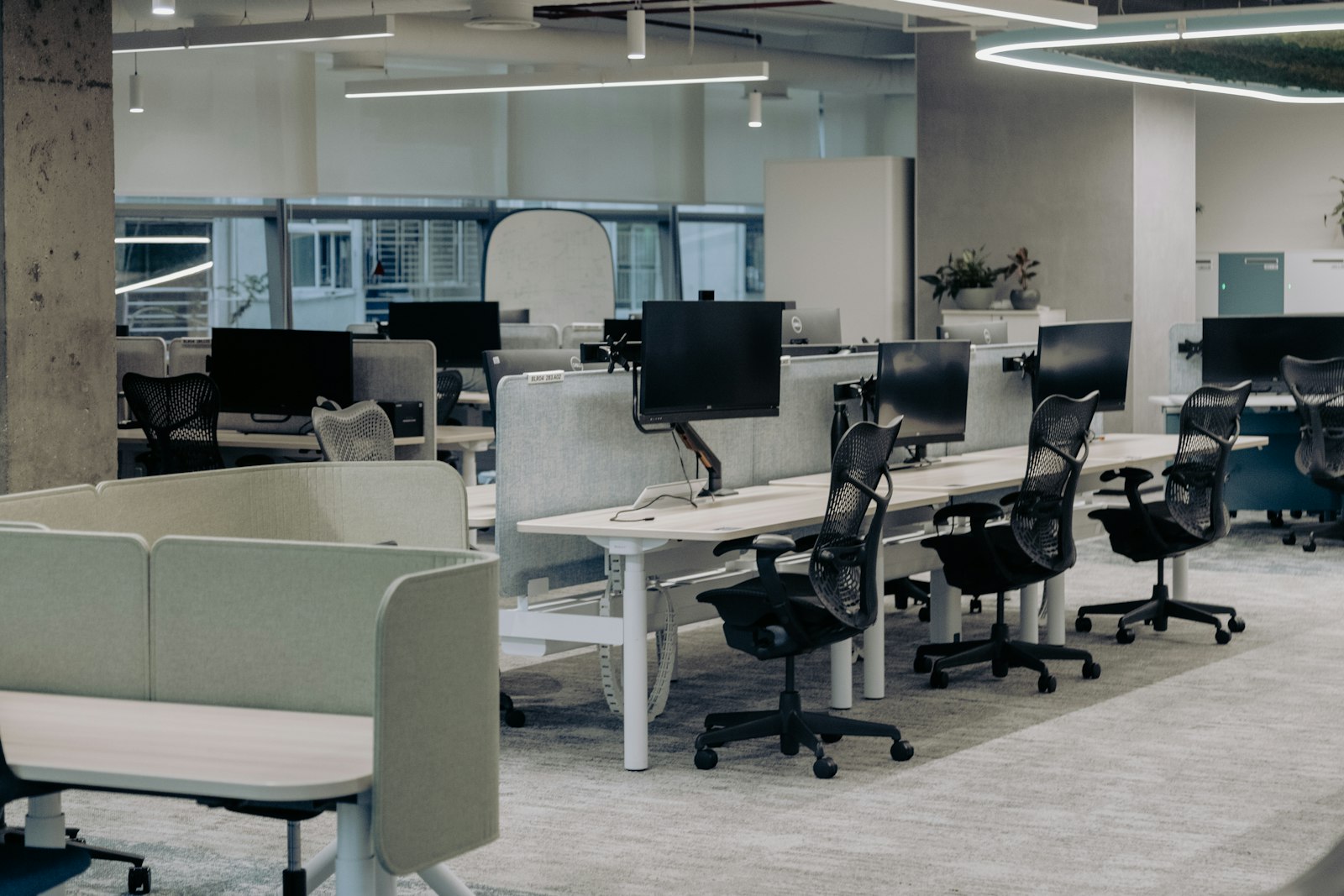 Modernes Büro mit vielen Schreibtischen und Stühlen