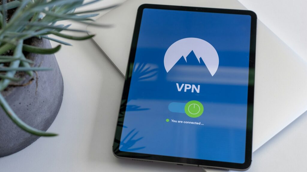Tablet zeigt eine VPN-App – VPN-Anbieter verschlüsseln den Datenverkehr