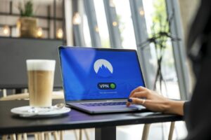 Person arbeitet an einem schwarzen Laptop