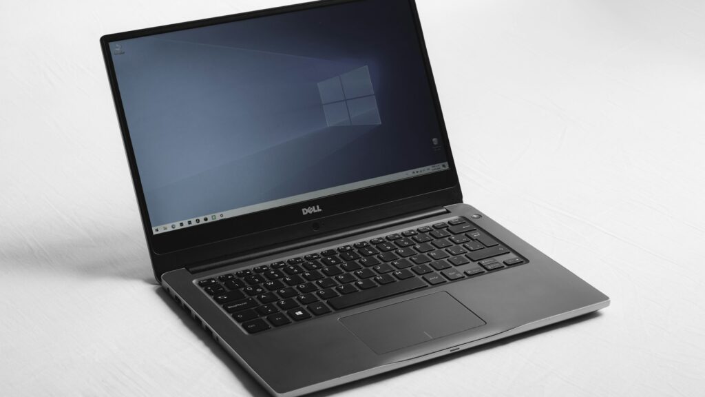 Laptop mit Windows-Desktop: Windows schneller machen mit Bordmitteln