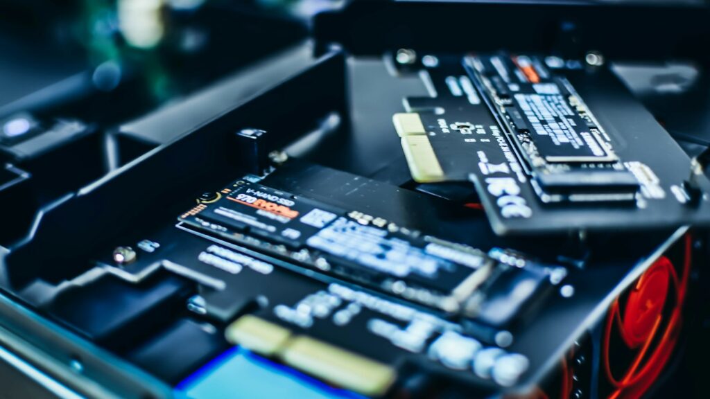 Hauptplatine eines Computers mit Steckplätzen für Arbeitsspeicher und SSD