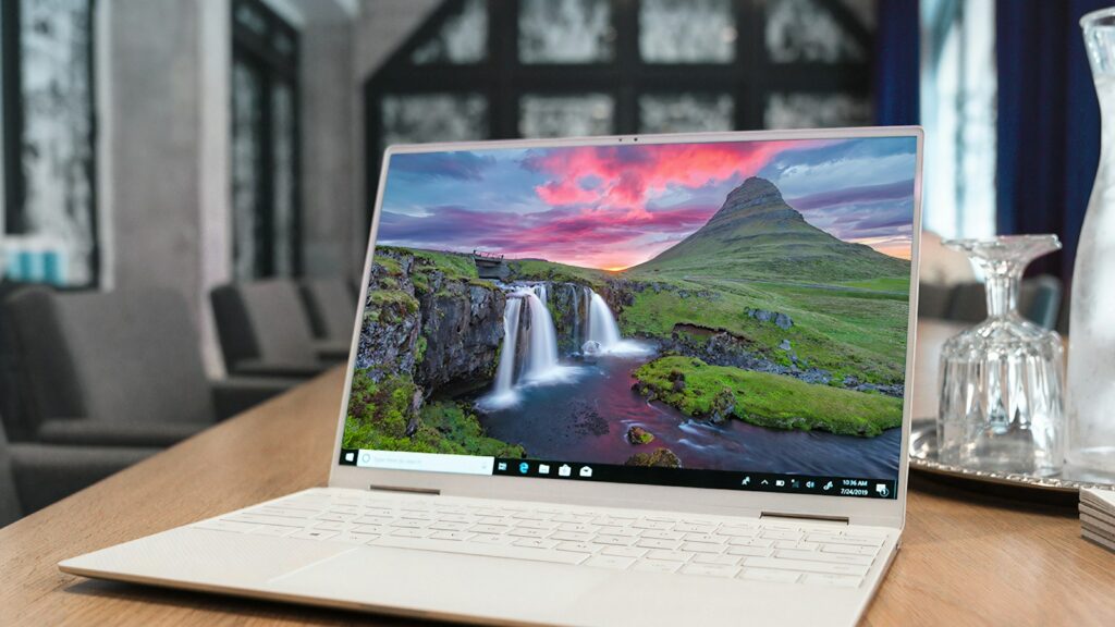 Aufgeklapptes Notebook auf einem Holztisch nach der Systempflege
